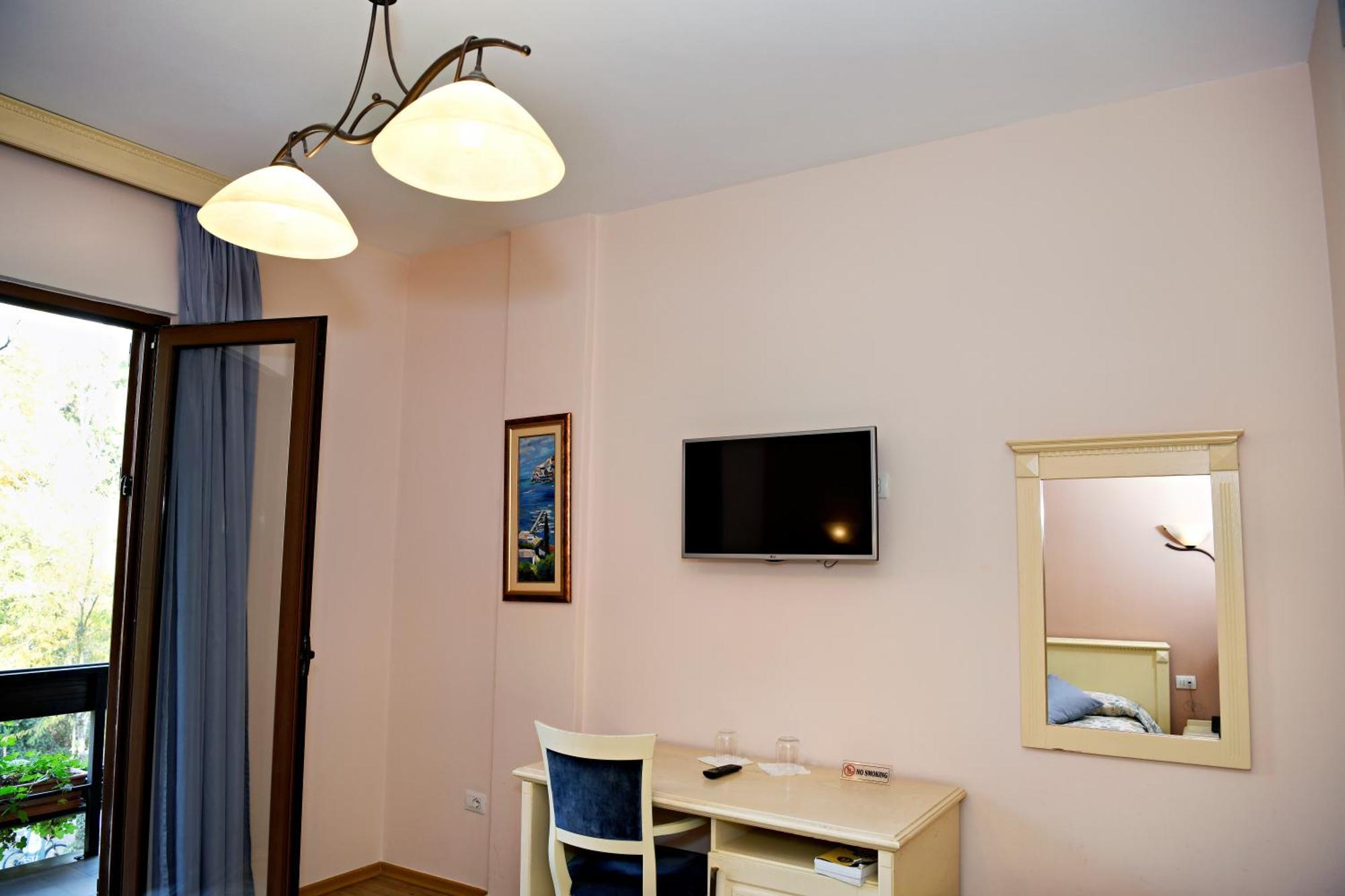 Hotel Restaurant Dreri Тирана Екстер'єр фото